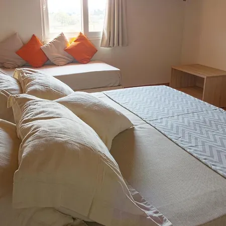 Amira Rhodes 阿斯格罗